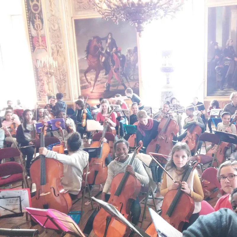 Jeunes musiciens jouant en orchestre